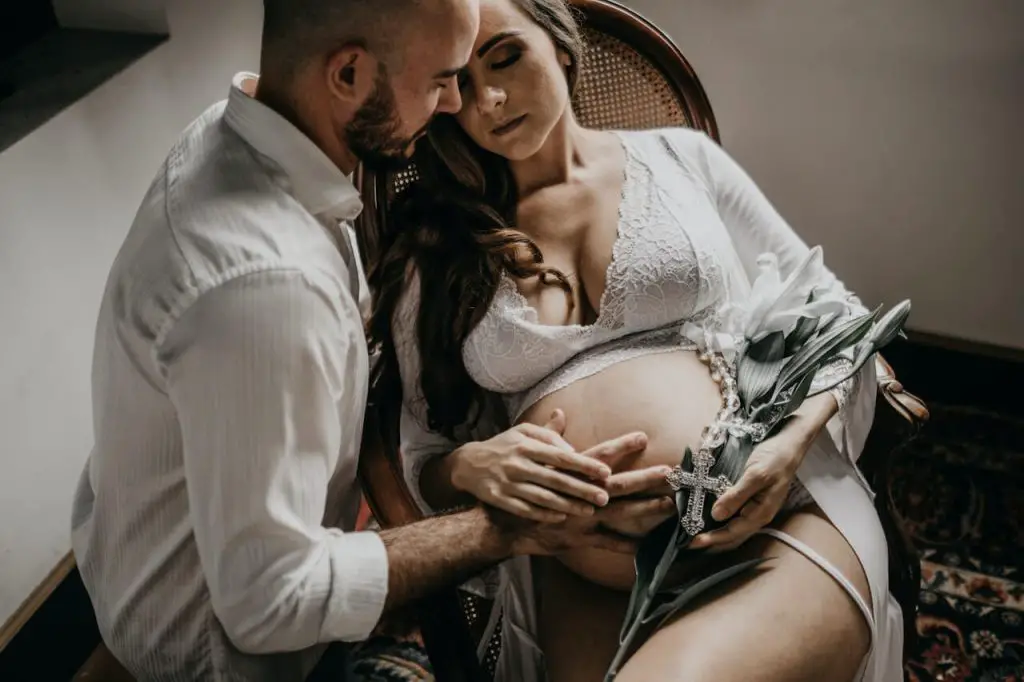 indoor maternity photoshoot ideas