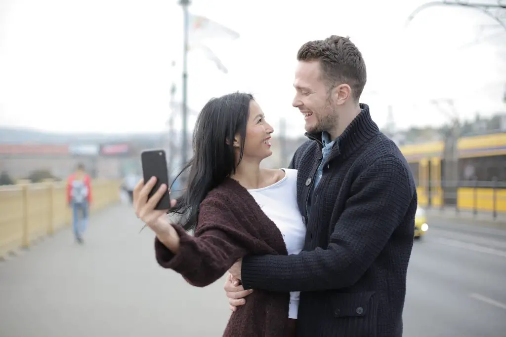 Outdoor engagement photo ideas