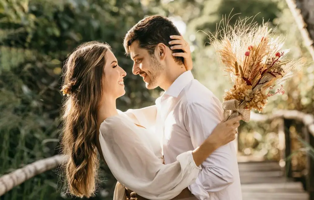 30 Beautiful Engagement Photo Poses to Try