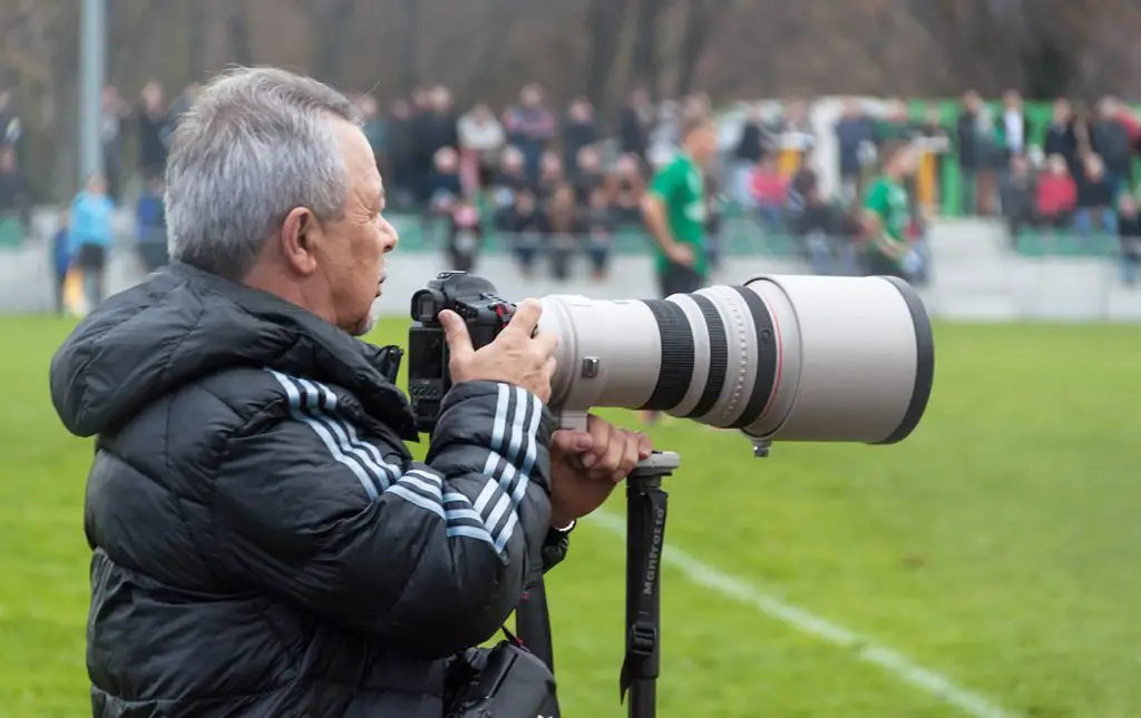 What Does a Telephoto Lens Do
